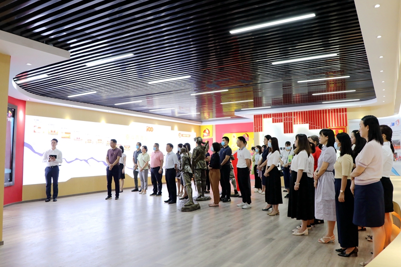 /QJ_244858249983.jpg 參觀項(xiàng)目黨性教育基地.JPG