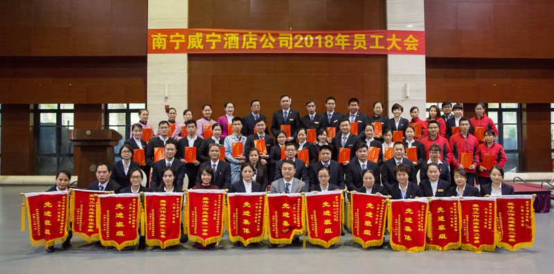 公司領(lǐng)導(dǎo)與獲獎集體、個人合影_副本.jpg