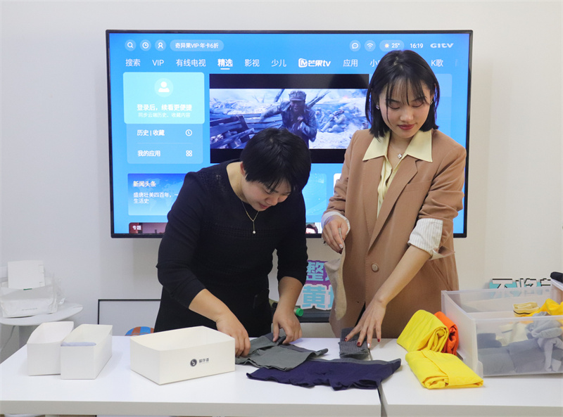 /QJ_690217365441.jpg 老師現(xiàn)場講授衣物收納方法.jpg